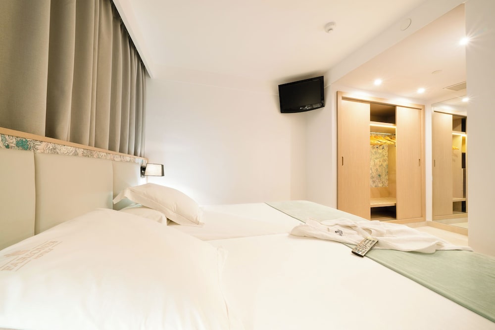 Suite con vista al jardín o a la piscina (2 adultos)