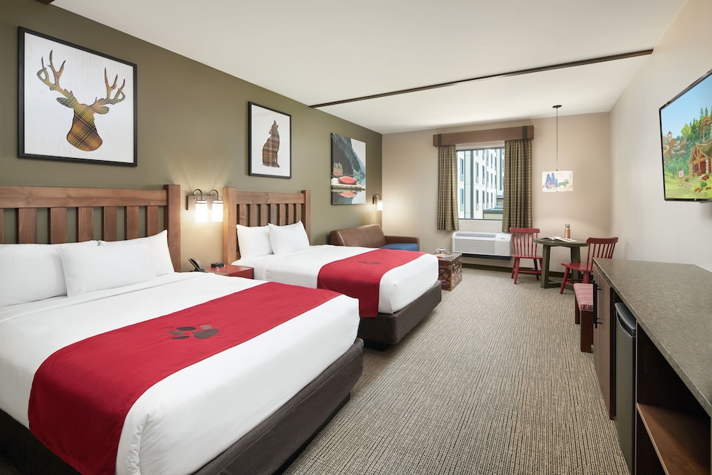 Deluxe Suite, Multiple Beds, Accessible, Bathtub