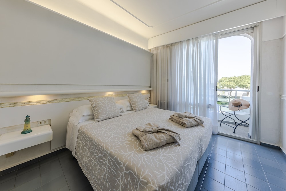 Standard Double or Twin Room - Photo 24