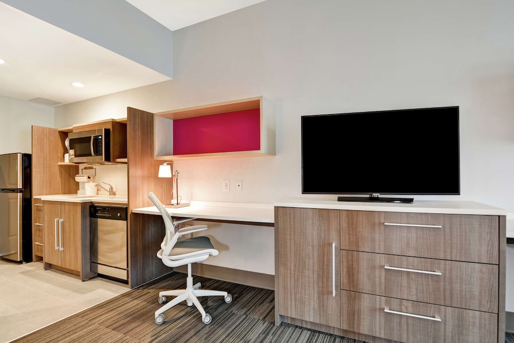Suite, 1 King Bed, Accessible (Roll-In Shower. Mobility & Hearing) photo 3