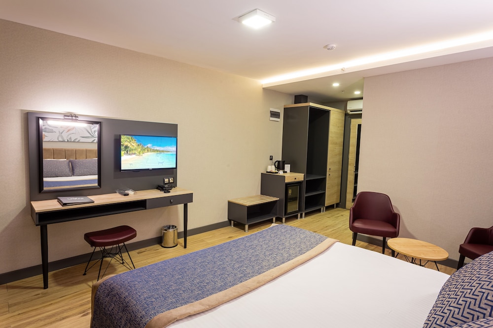 Deluxe Room - Photo 12