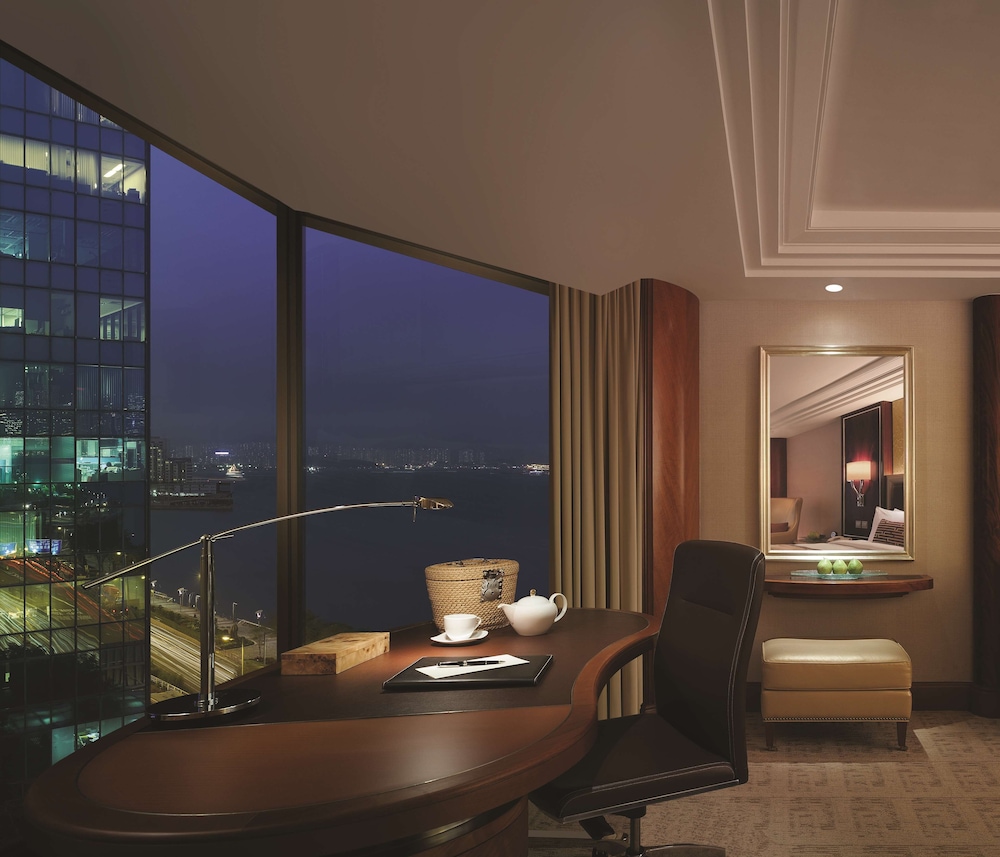 Horizon Club Deluxe Side Harbour View King Room with Club Lounge Access