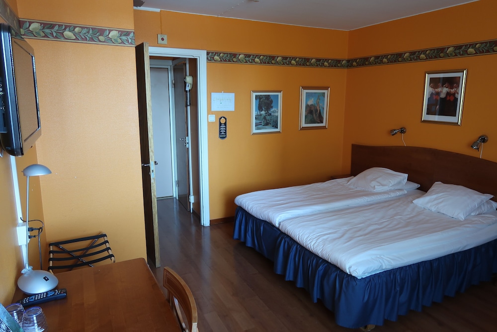 Economy Double Room, 1 Bedroom (Some noise due to club) photo 2