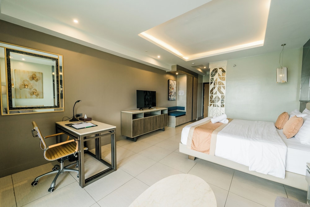 Premium Room, 1 King Bed - Photo 2