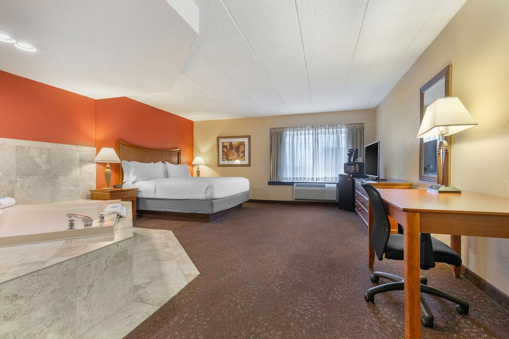Suite, 1 King Bed - Photo 2