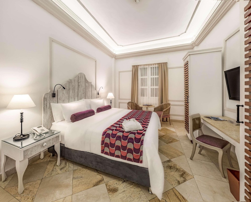 Premium Room, 1 King Bed, Non Smoking - Photo 1