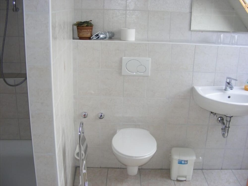 Economy Double Room, Ensuite photo 3