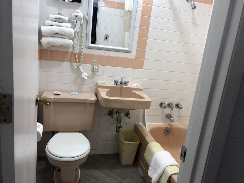 Basic Single Room, 1 Queen Bed photo 2