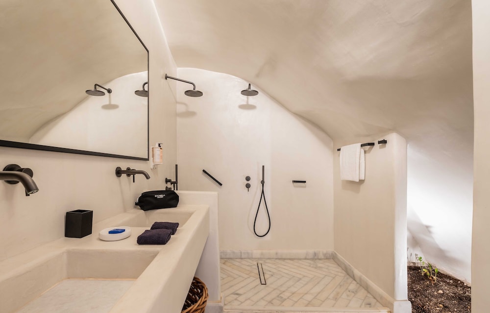 Rocabella Suite Caldera View with Outdoor Mini Plunge Pool for 6 Guests - Photo 8