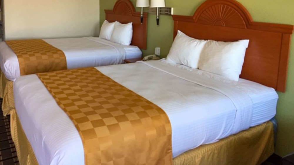Deluxe Room, 2 Queen Beds, Smoking, Refrigerator & Microwave - Photo 1