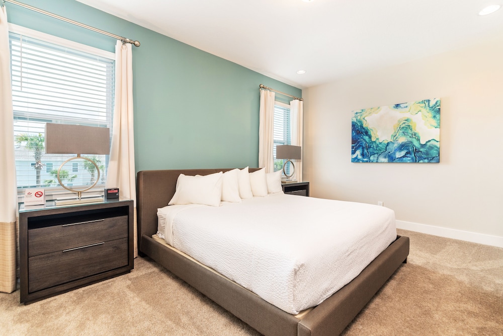4 Bedroom Home Westside, Private Pool