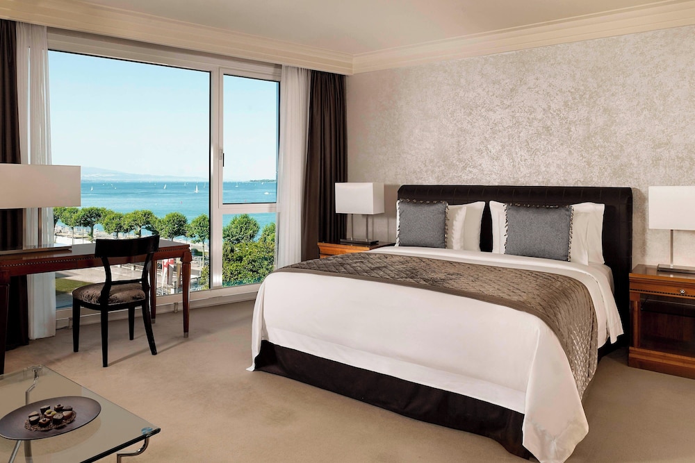 Junior Suite, 1 King Bed, Lake View (Corner)