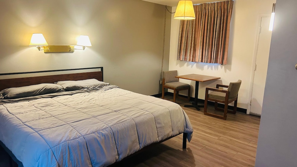 Room, 1 King Bed, Non Smoking, Kitchenette photo 2
