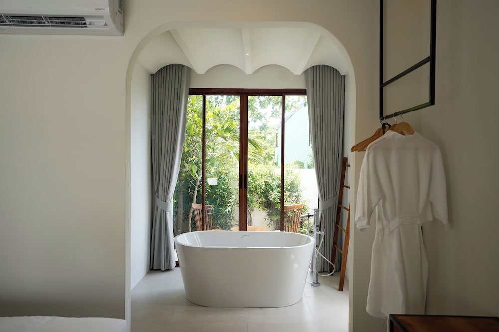 Double Room, 1 King Bed, Garden View photo 1