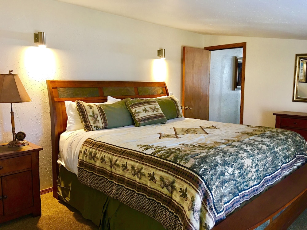 Old Town Lodge (Traditional Apartment, 4 Bedrooms, Ocean View, stairs)