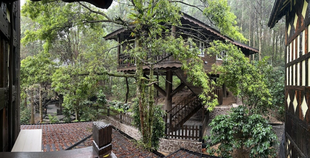 Classic Double Room, 1 Queen Bed, Non Smoking, Mountain View photo 3