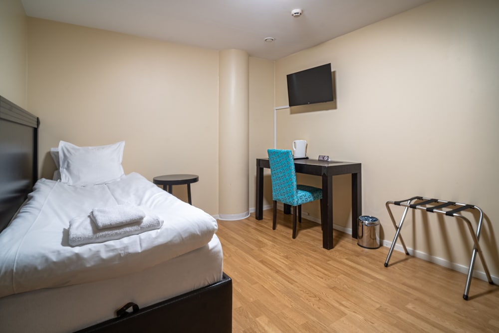 Compact Small (No windows, shared bathroom)