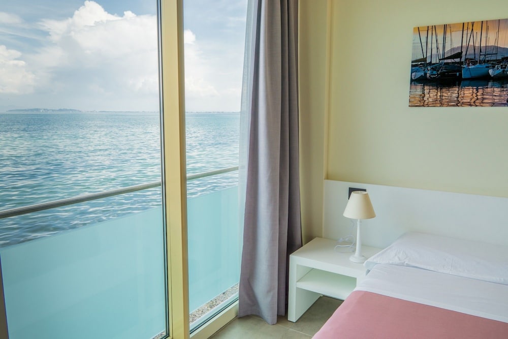 Panoramic Double Room, 1 Bedroom, Non Smoking, Lake View photo 2