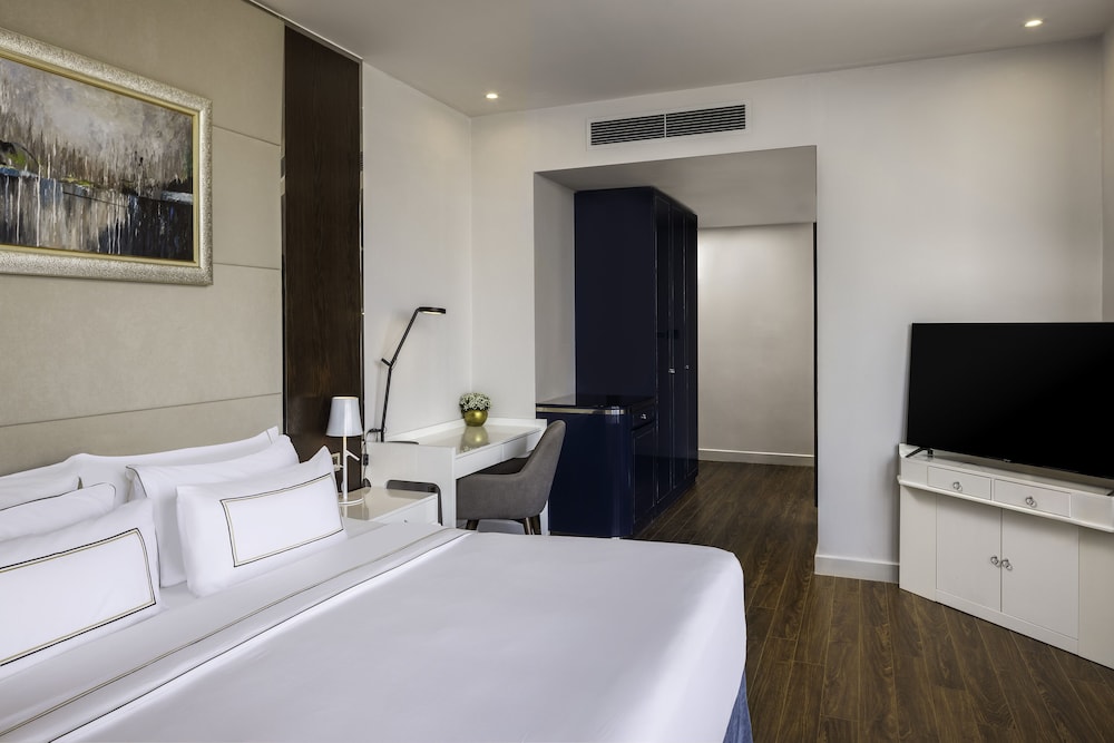 Deluxe Room (Corner) photo 2