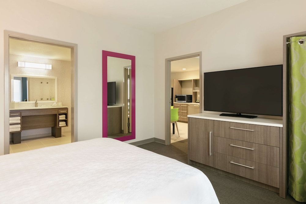 Suite, 1 Queen Bed, Accessible (Mobility & Hearing, Roll-in Shower) - Photo 2
