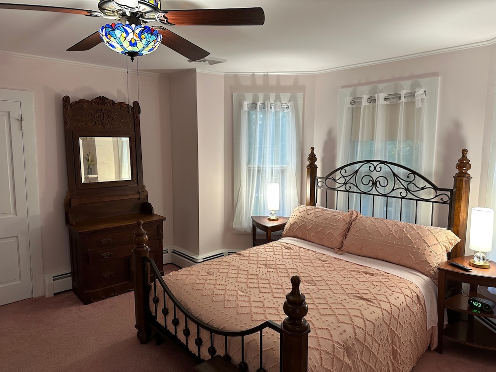Comfort Single Room, 1 Queen Bed, Non Smoking