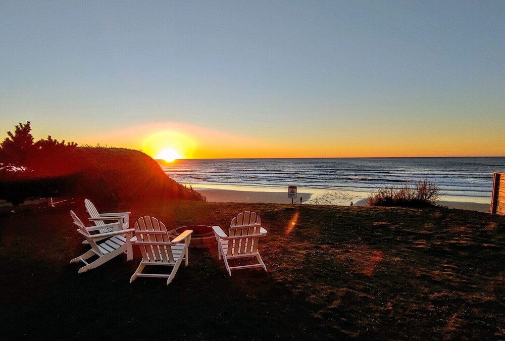 2 bedroom Cottage, Oceanfront with Hot Tub photo 2