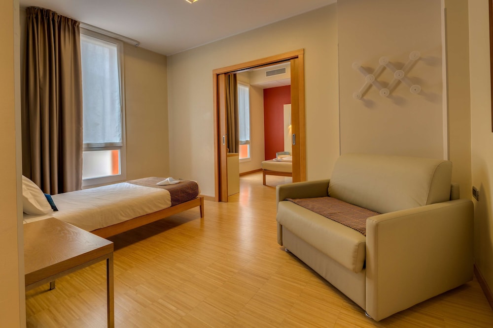 Family Room, Multiple Beds - Photo 3
