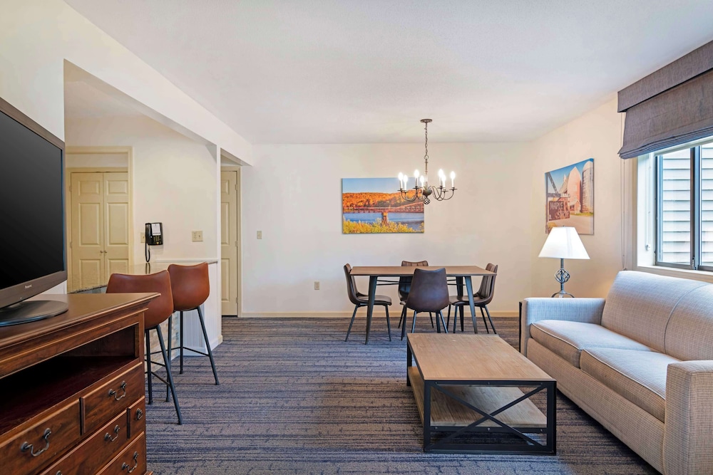 Suite, 2 Queen Beds, Non Smoking, Kitchen (Third bed is a Sofabed) - Photo 7
