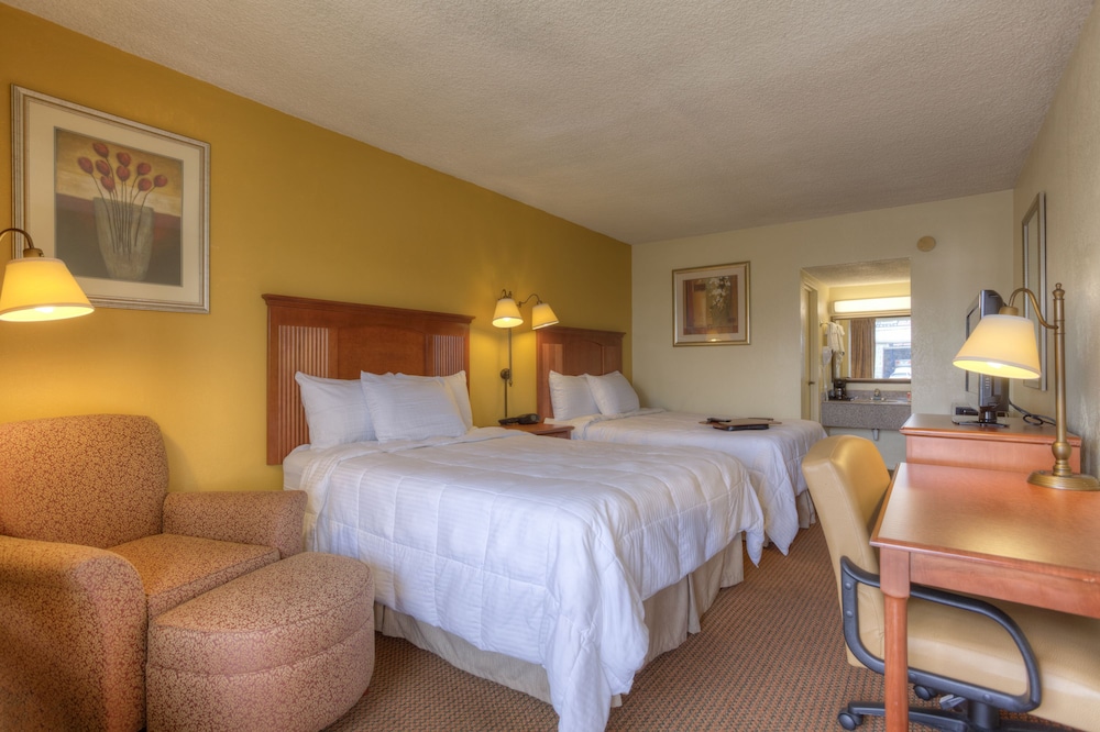 Standard Room, 2 Queen Beds - Photo 1