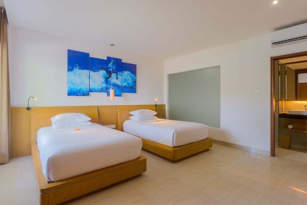 Grand Room, 2 Twin Beds, Pool View photo 2