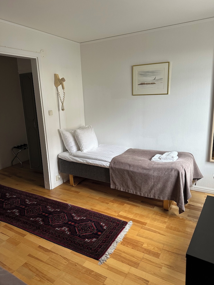 Economy Twin Room photo 3