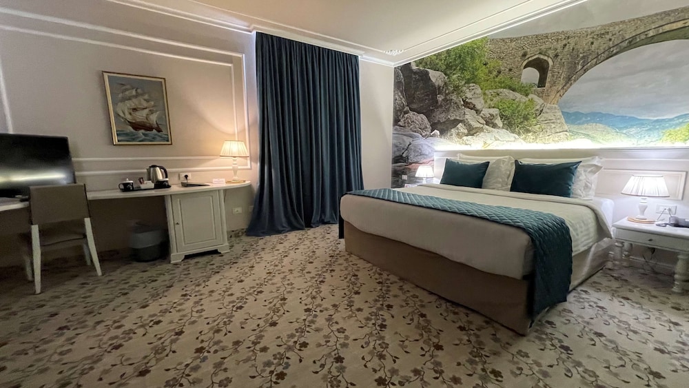 Junior Suite, 1 King Bed, Non Smoking (with Two Single SofaBeds) photo 2