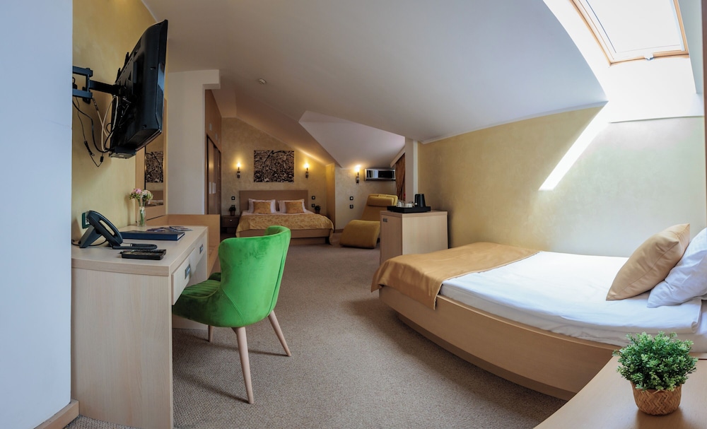 Family Triple Room - Photo 3