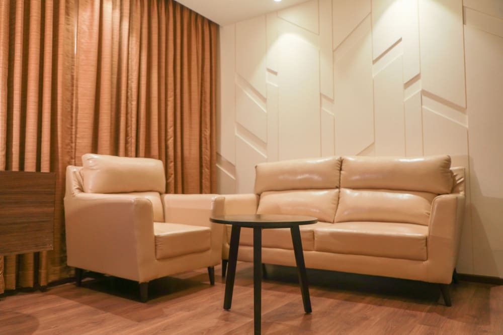 Suite Room - Photo 15