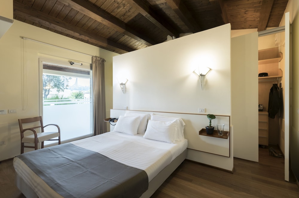 Deluxe Double or Twin Room - Photo 1