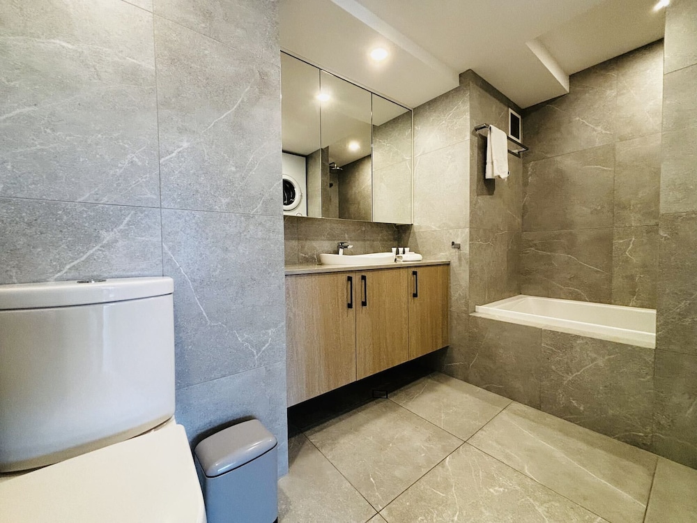 Deluxe Riverview Apartment