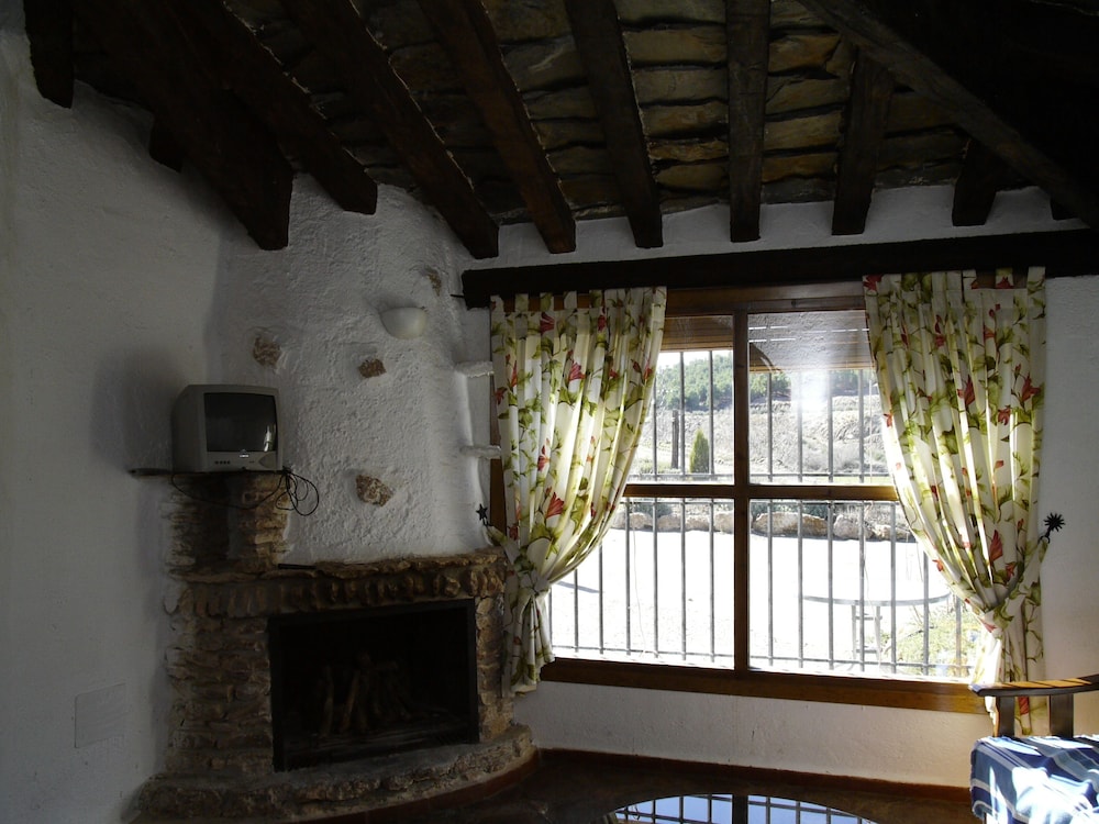 House, 2 Bedrooms photo 3