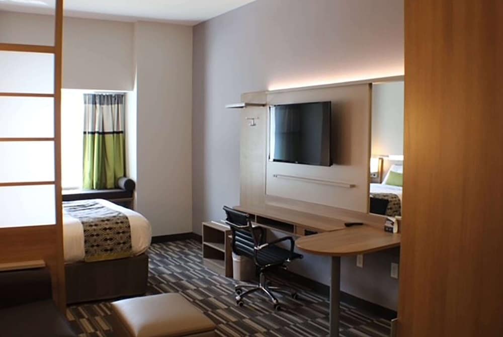 Suite, 1 Queen Bed, Non Smoking - Photo 1