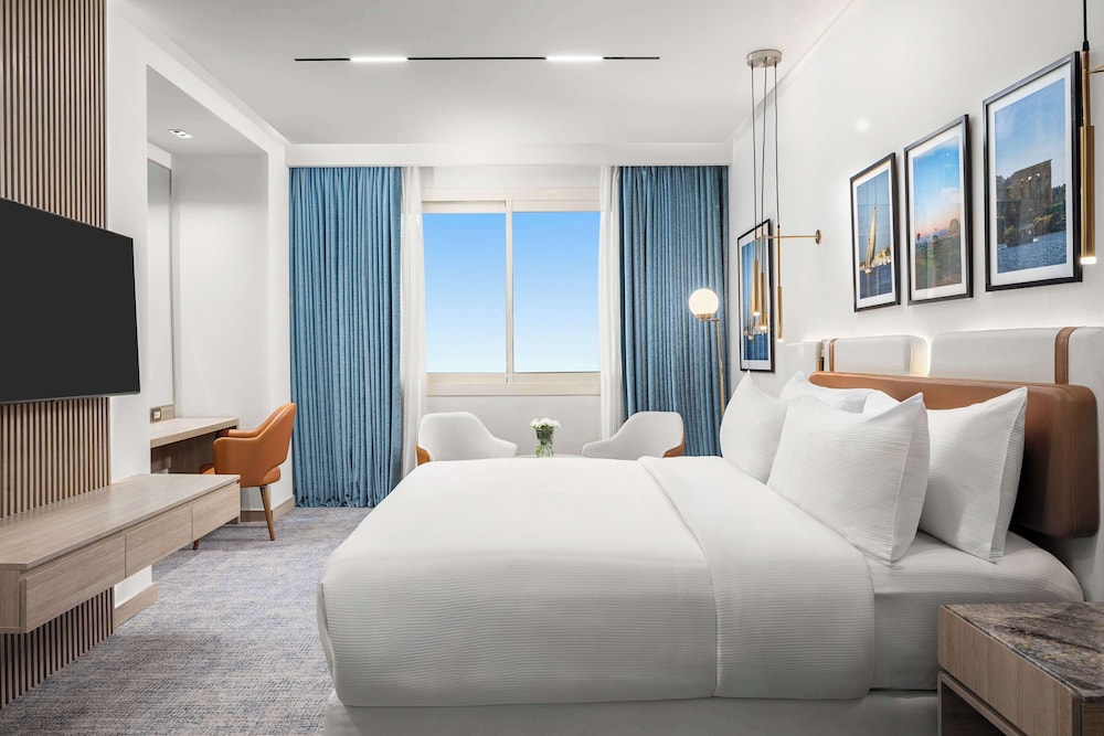 Executive Suite, Club Lounge Access