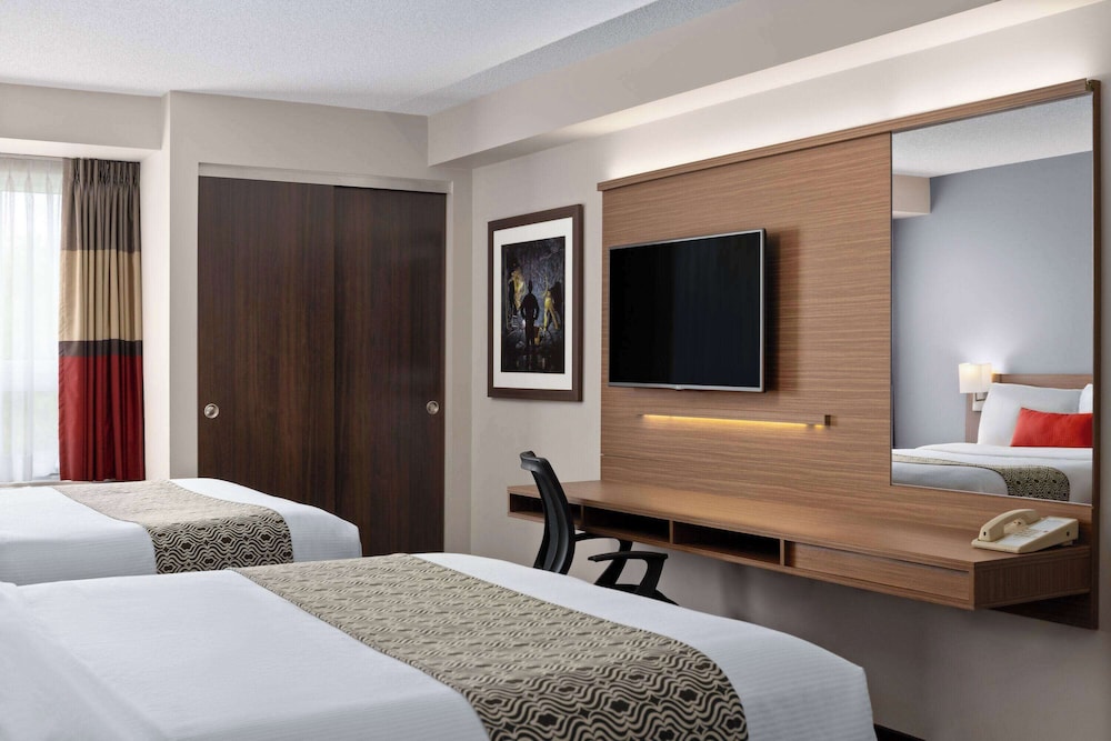 Deluxe Room, 2 Queen Beds, Non Smoking photo 3