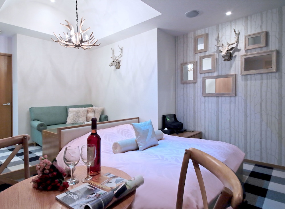 Deluxe Suite, 1 Bedroom, Refrigerator & Microwave photo 2