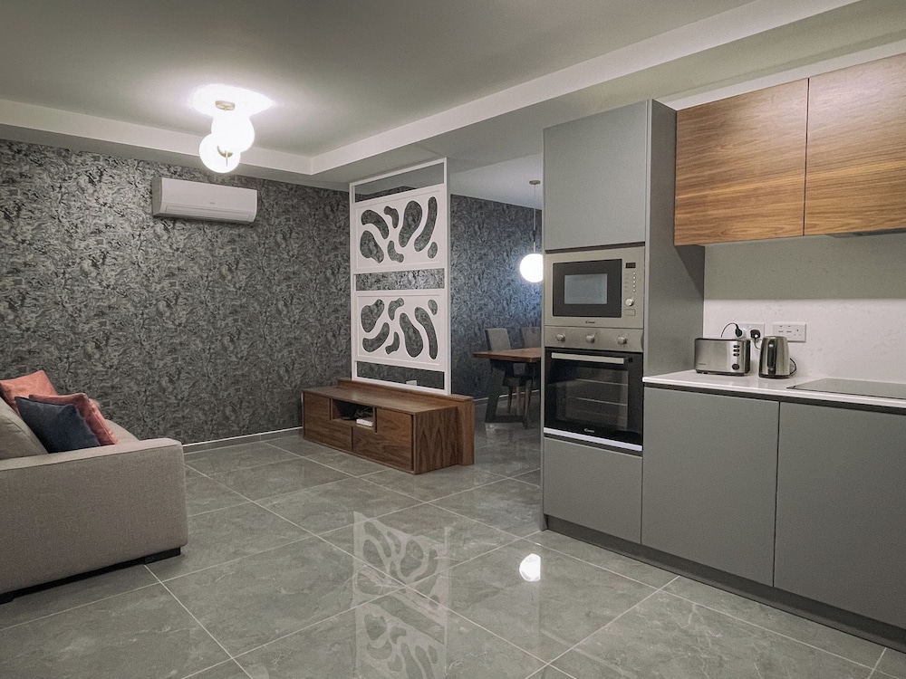 Two Bed Ground Floor Apartment with Private Entrance photo 2