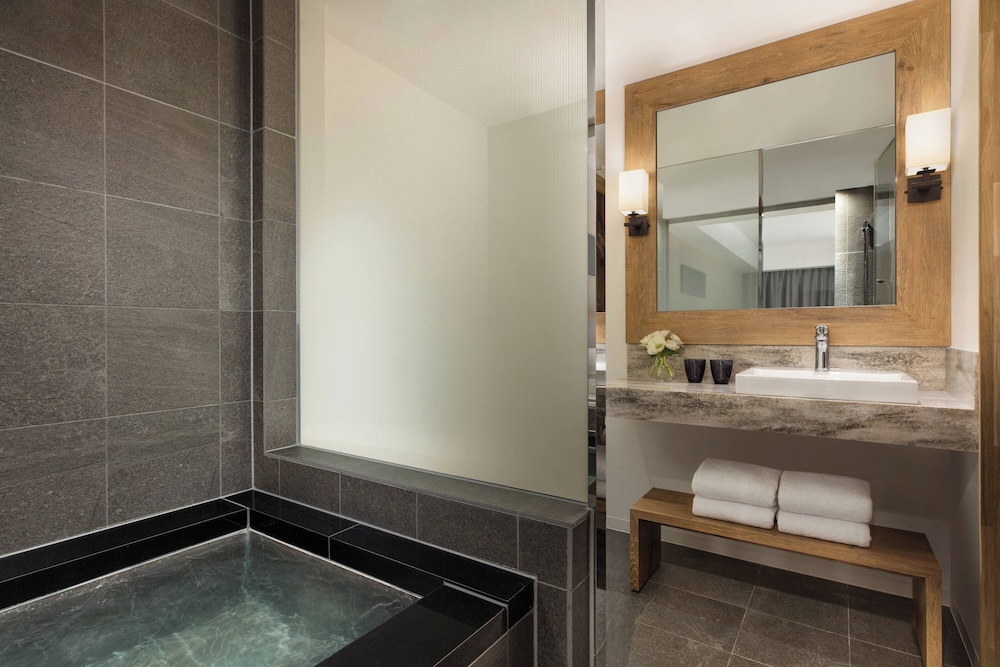 Premium Room, 1 King Bed (Hot Spring) photo 3