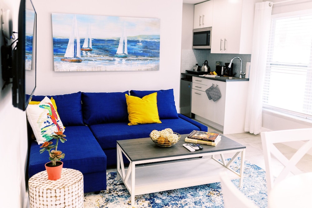 Deluxe 1-Bedroom Queen w/ Patio & Kitchenette