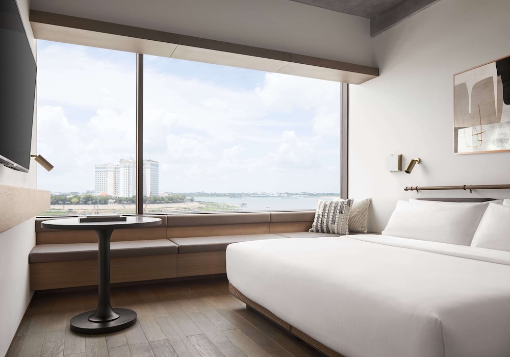 Executive Room, 1 King Bed, River View - Photo 3