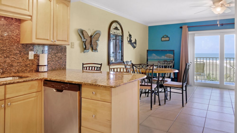 Deluxe Condo, 1 Bedroom, Balcony, Beachfront (Gulf Front) photo 3