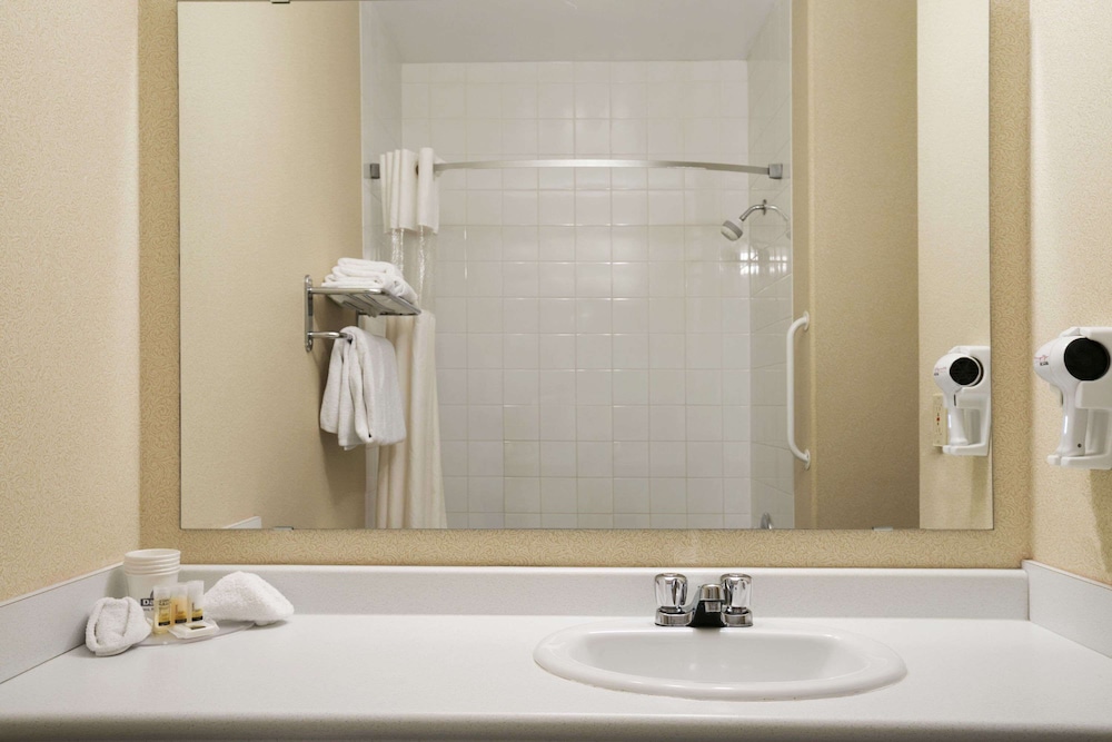 Suite, 1 King Bed, Non Smoking, Refrigerator & Microwave - Photo 2