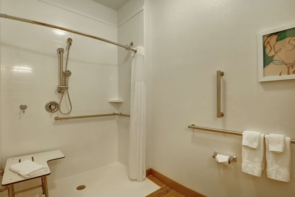 Room, 2 Queen Beds, Accessible (Roll-In Shower, Mobility/Hearing) - Photo 4