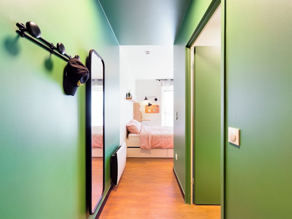 Room Coloc Private Room in Shared Apartment  No A/C" photo 3