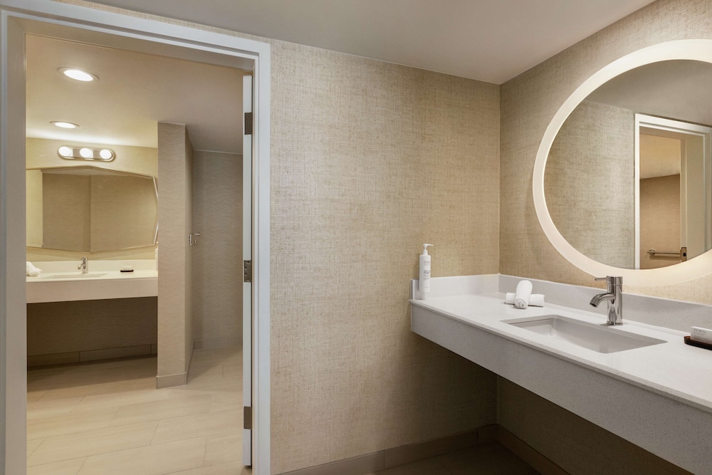 Suite, 2 Double Beds, Oceanfront, Accessible Roll-In Shower, Juliet Balcony - Photo 5